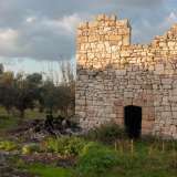 Ad attenderci, immerso tra gli ulivi, c'� un edificio in pietra apparentemente anonimo: in realt� � un pagliaio che risale addirittura al VII-VIII secolo, usato come riparo e deposito dai contadini di un tempo